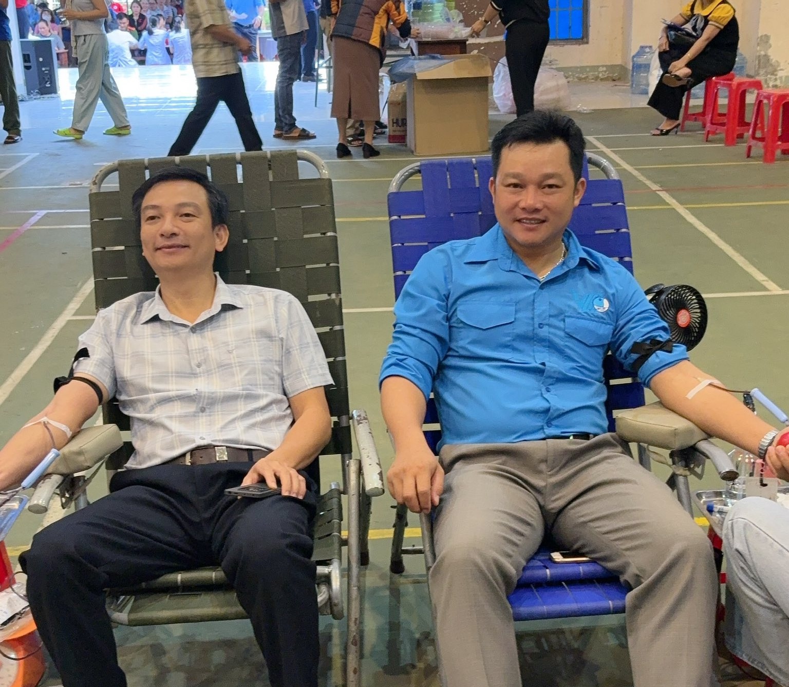 Anh Huỳnh Xuân Lợi (phải) tham gia hiến máu tình nguyện